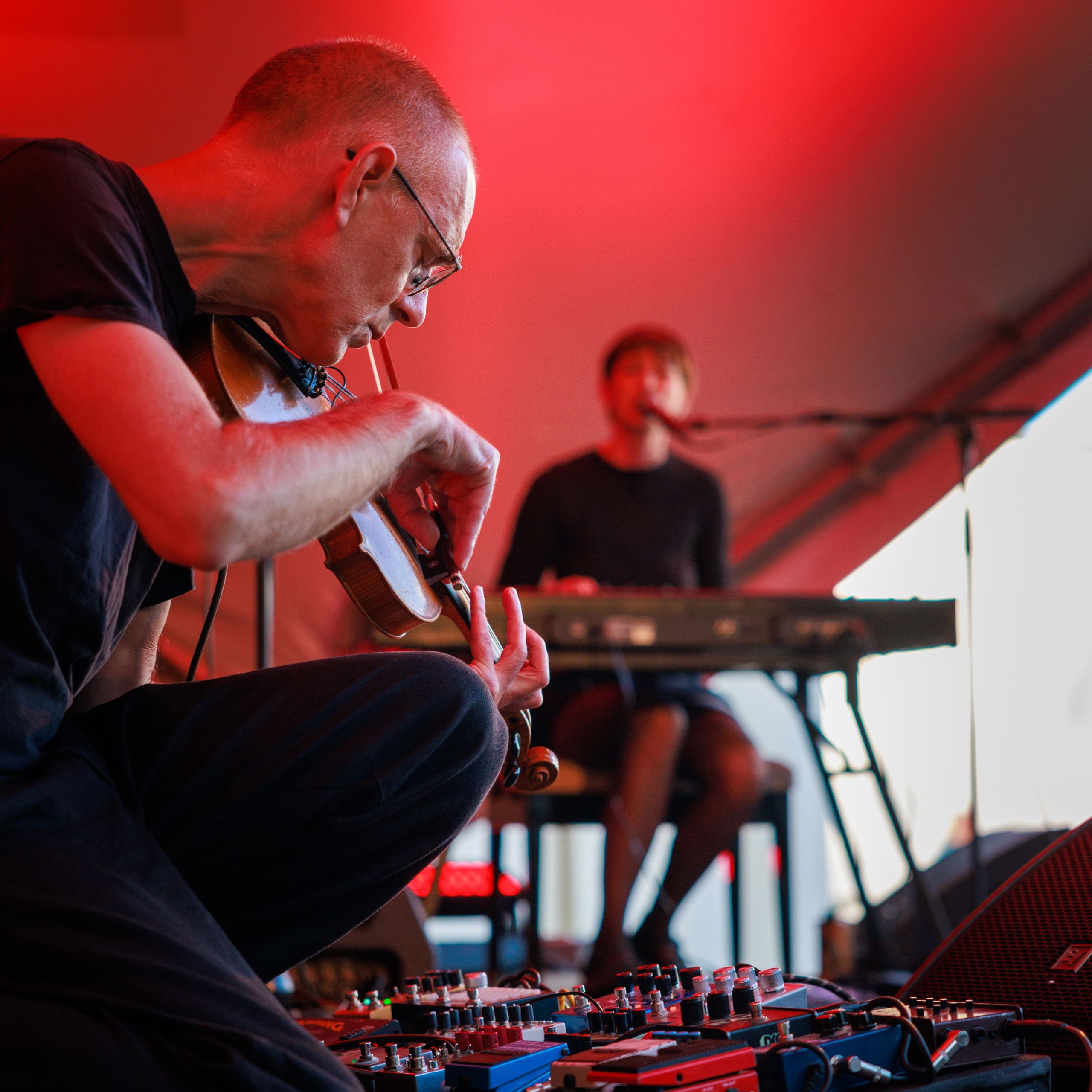 To musikere, der spiller sammen