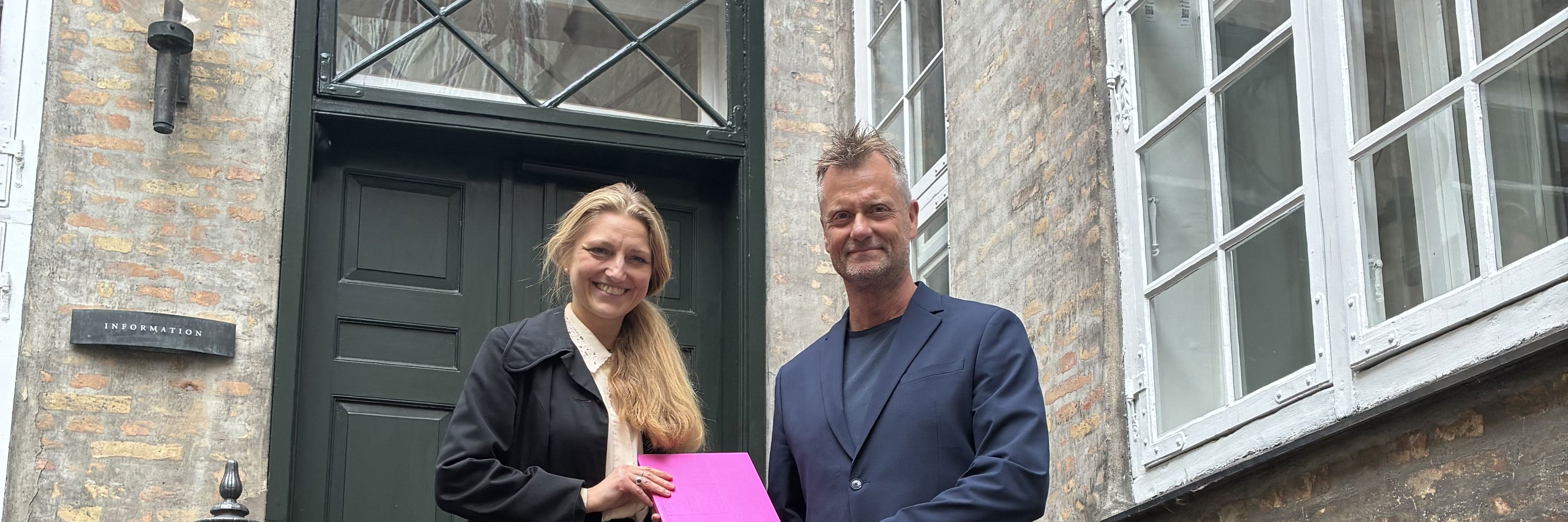 Kulturchef Morten Koppelhus overrækker Aalborgs ansøgning til kulturminister Zenia Stampe