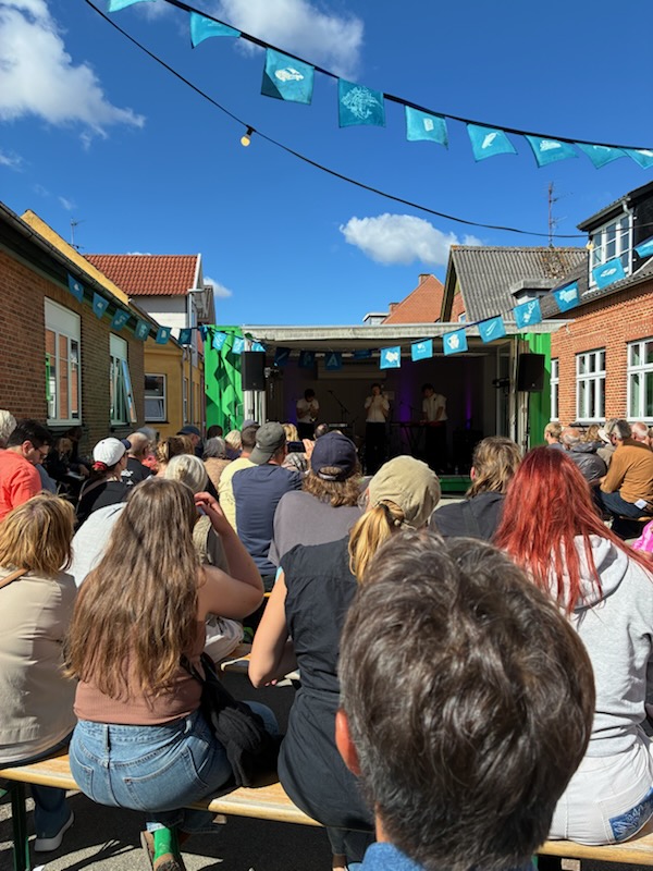 Gæster foran scene på Kulturmøde Mors