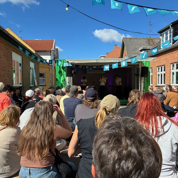 Gæster foran scene på Kulturmøde Mors